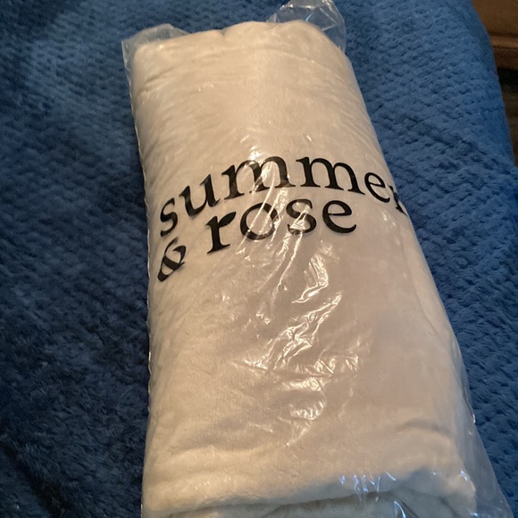 Summer & Rose Robe - Picture 2 of 3